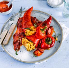 Gefüllte Paprika mit Polenta und Tomatensoße