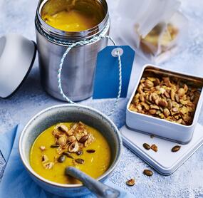 Karottensuppe mit Knuspertopping