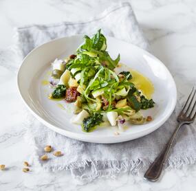 Mediterraner Zucchinisalat mit Mozzarella