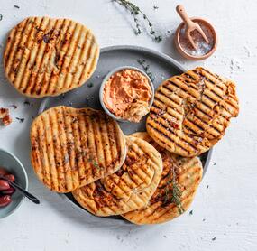 Mediterranes Grillbrot mit Oliven und getrockneten Tomaten