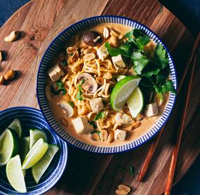 One-Pot-Ramen-Suppe mit Erdnüssen