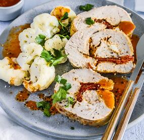 Riesen-Putenroulade mit Paprikasoße