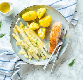Spargel mit Kartoffeln, Lachs und Kräuter-Hollandaise