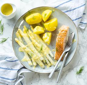 Spargel mit Kartoffeln, Lachs und Kräuter-Hollandaise