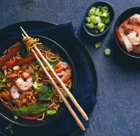 Stir Fry Ramen mit Brokkoli, Paprika, Zuckerschoten und Shrimps
