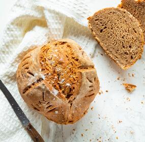 Klassisches Sauerteigbrot rustikal
