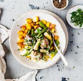 Spargelragout mit Hackbällchen und Kartoffelwürfeln