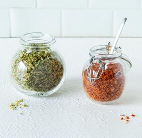 Zweierlei Kräutermischung für Pesto zum Anrühren