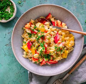 Günstige One-Pot-Pasta mit Gemüse und Crème fraîche
