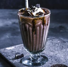 Sahniger Oreo-Shake mit Vanilleeis