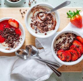 Stracciatella-Grießbrei mit Erdbeeren