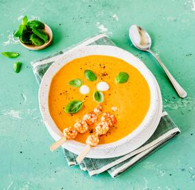Tomate-Mozzarella-Suppe mit Garnelenspießen