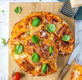 Pizzaschnecken-Kuchen mit Mozzarella