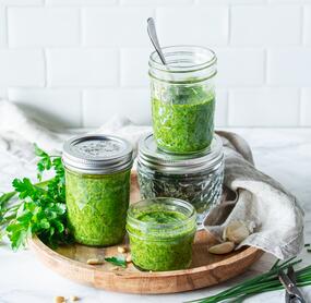 Gartenkräuter-Pesto
