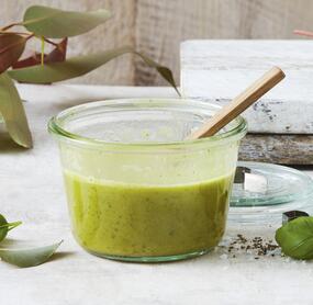 Einfache Basilikum-Vinaigrette mit Honig