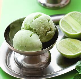 Erfrischendes Limetten-Basilikum-Sorbet wie in Italien