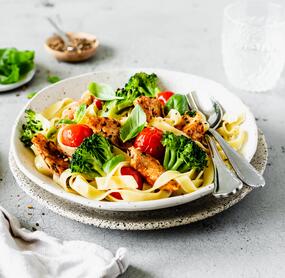 Bandnudeln mit Hähnchen, Brokkoli und Tomaten