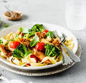 Bandnudeln mit Hähnchen, Brokkoli und Tomaten