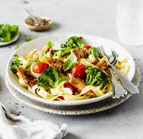 Bandnudeln mit Hähnchen, Brokkoli und Tomaten