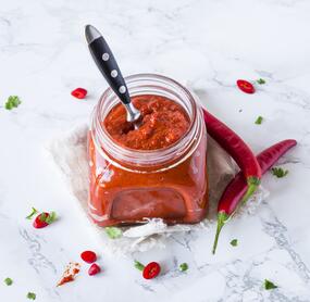 Selbstgemixte Harissa-Paste mit Chilis