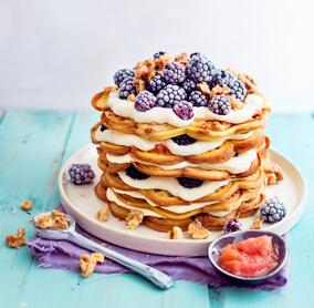 Waffeltorte mit Grapefruitkompott und weißer Schokoladencreme