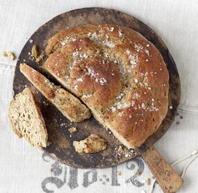 Brotschnecke mit Meersalz und Kräutern
