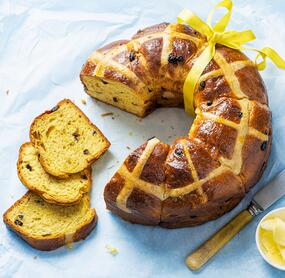 Hot-Cross-Bun-Kranz mit Safran