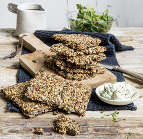 Knuspriges Low Carb Knäckebrot mit Cheddar