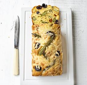 Saftiges Olivenbrot mit grünem Spargel