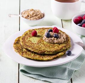 Gesunde Zucchini-Pancakes mit Dattelcreme und Beeren