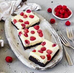 Cheesecake-Brownies mit Himbeeren
