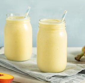 Buttermilch-Smoothie mit Pfirsich