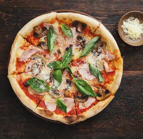 Pizza Prosciutto e funghi wie in der Pizzeria