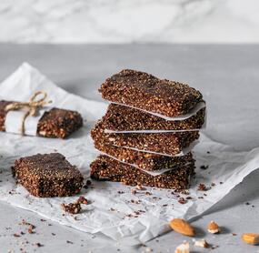 Müsliriegel mit Mandeln und Sesam