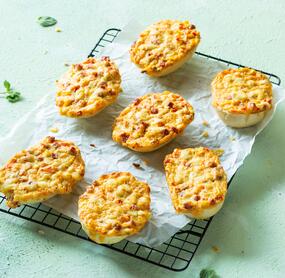 Pizzabrötchen mit Salami und Schmand