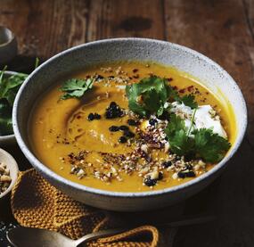 Vegane Kürbissuppe mit Süßkartoffel