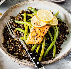 Lockerer Wildreis mit Teriyaki-Lachs