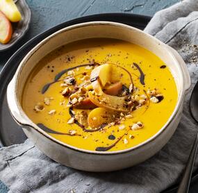 Kürbissuppe mit Äpfeln und Haselnüssen