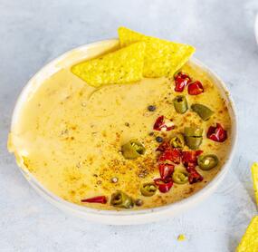 Scharfer Nacho-Käse-Dip mit Peperoni