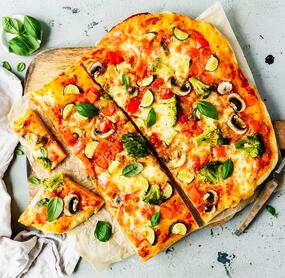 Alle-greifen-zu-Pizza vom Blech