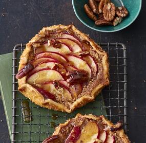 Kleine Apfeltartes mit Honig und Pekanüssen