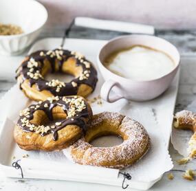 Cronuts mit Puderzucker und Schokolade