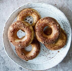 Feinste Donuts mit Zimt und Zucker