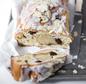 Marzipanstollen mit Zuckerguss