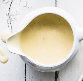 Luftig, locker, lecker: Vanillesoße zu Beerengrütze