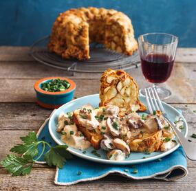 Würziger Knödel-Gugelhupf mit mediterraner Pilzsoße