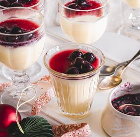 Marzipan-Mousse mit Kirschkompott