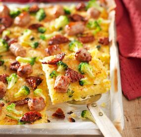 Polenta vom Blech mit Brokkoli und Würstchen
