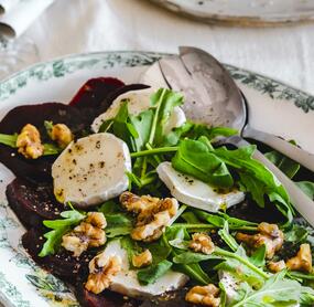 Rote Bete Carpaccio mit Walnüssen, Rucola und Ziegenkäse