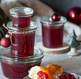 Rotes Gelee mit Weihnachtsaroma